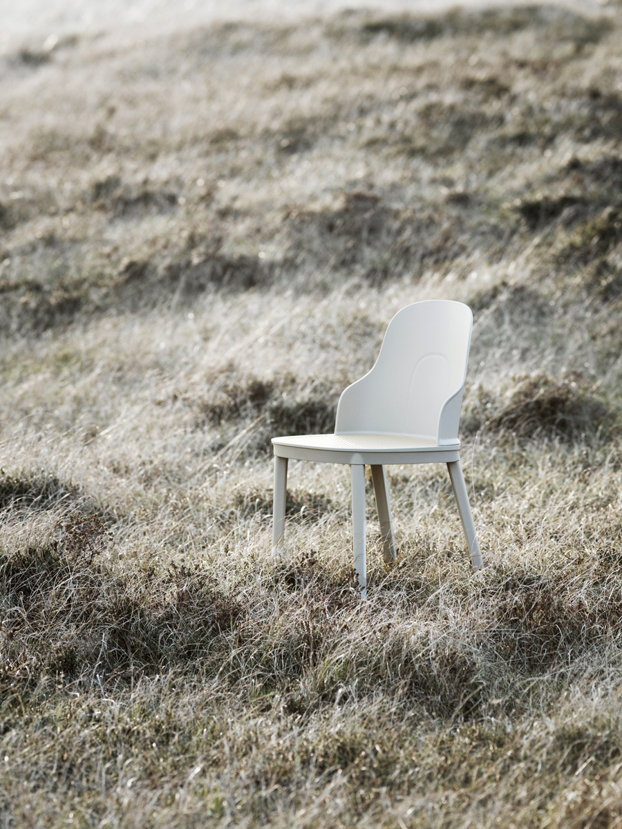 Minimalistisch en daarom perfect in een Scandinavisch ingerichte tuin met de Allez stoel van het merk Normann Copenhagen. De schelpvormige rondingen geven jouw lichaam genoeg steun om uren in te zitten. 