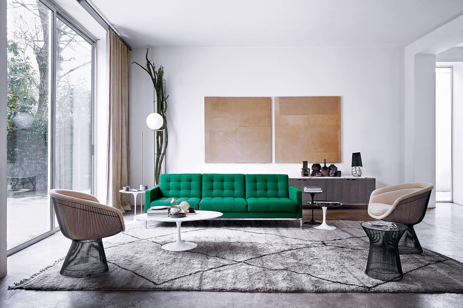 De Florence Knoll Sofa is een opvallende verschijning in je woonkamer. Vooral in een prachtige groene kleur geeft het je woonkamer nog meer levendigheid.