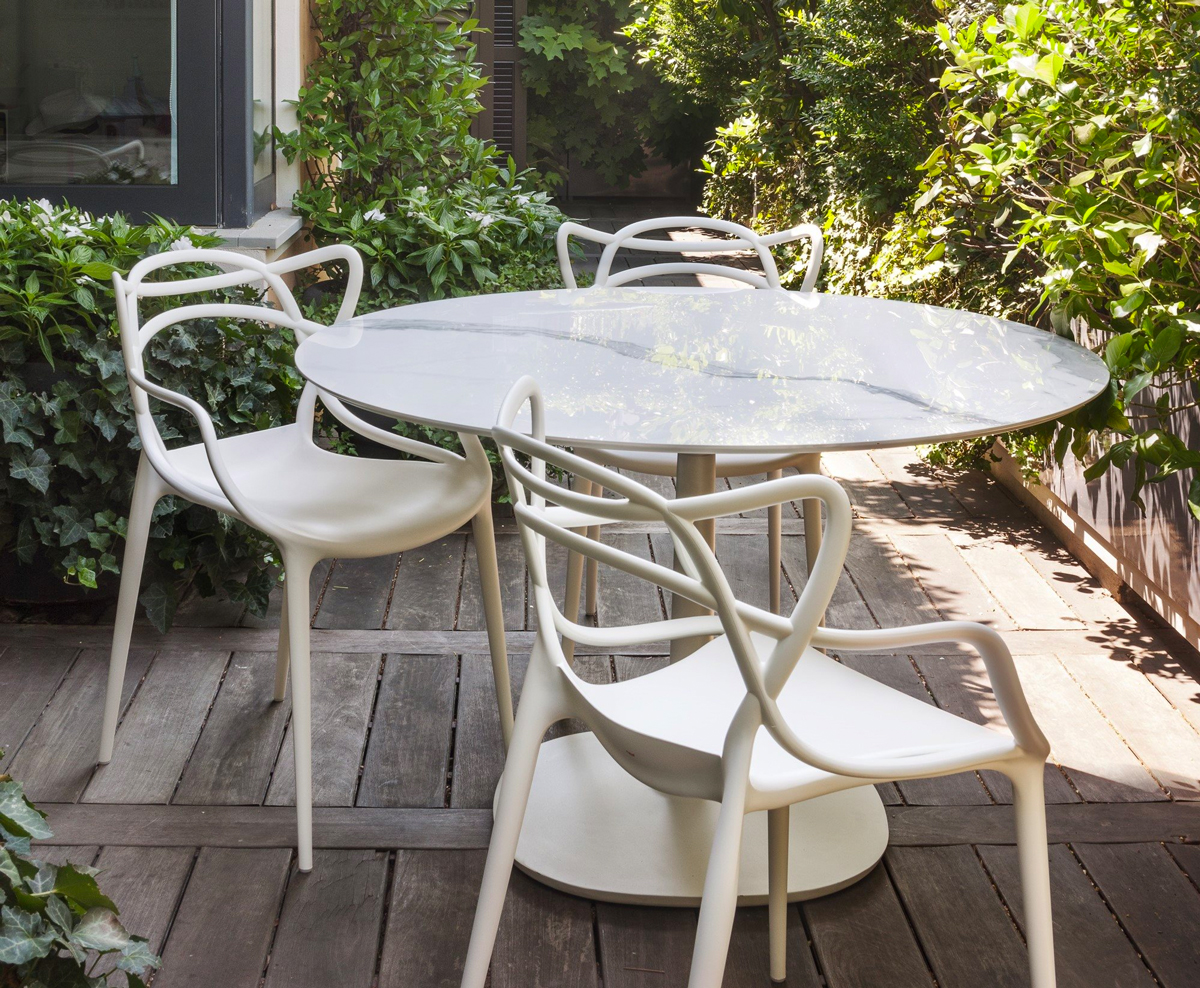 Deze sierlijke stoelen van het Italiaanse designmerk Kartell kun je gerust in de tuin zetten. 