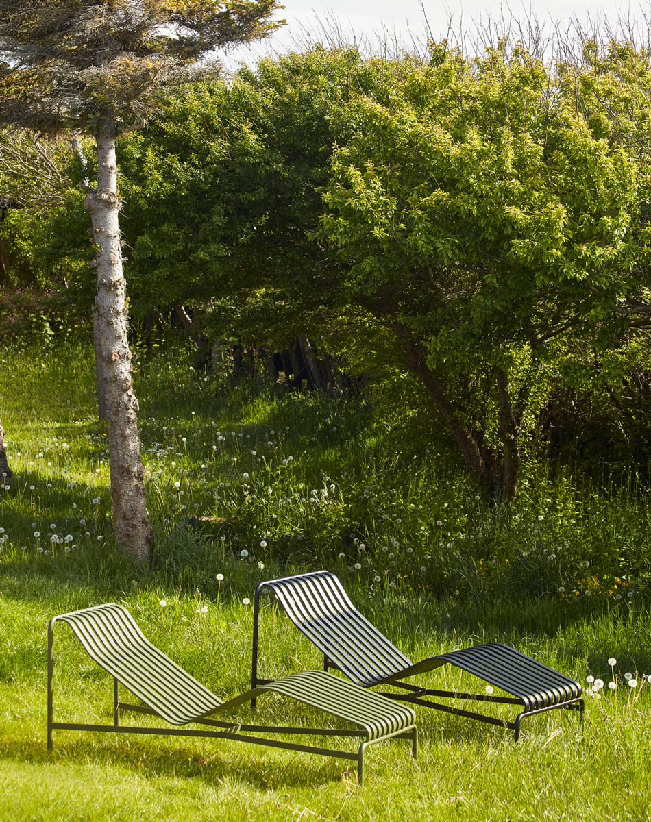 Relaxt liggen doe je hierop. Van de verte valt deze olijfgroene longue ligbed nauwelijks op, dus gaat alle aandacht naar je mooie, groene tuin uit. 