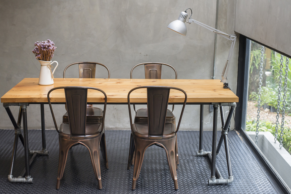 Wil je een multifunctionele tafel? Maak er dan eentje die zowel binnen als buiten kan staan. 