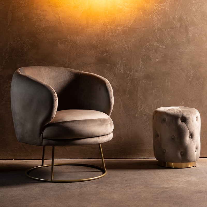 Voor de volle 100% geeft fauteuil Coco een chique en elegante uitstraling, dankzij de bekleding van velvet, goudgekleurde poten en ronde zitting.