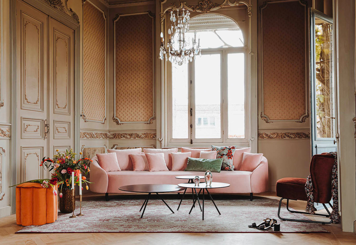 Sierlijke en organische vormen plus de lieve roze kleur geven dit design meubel de romantische uitstraling waar je naar zoekt. 
