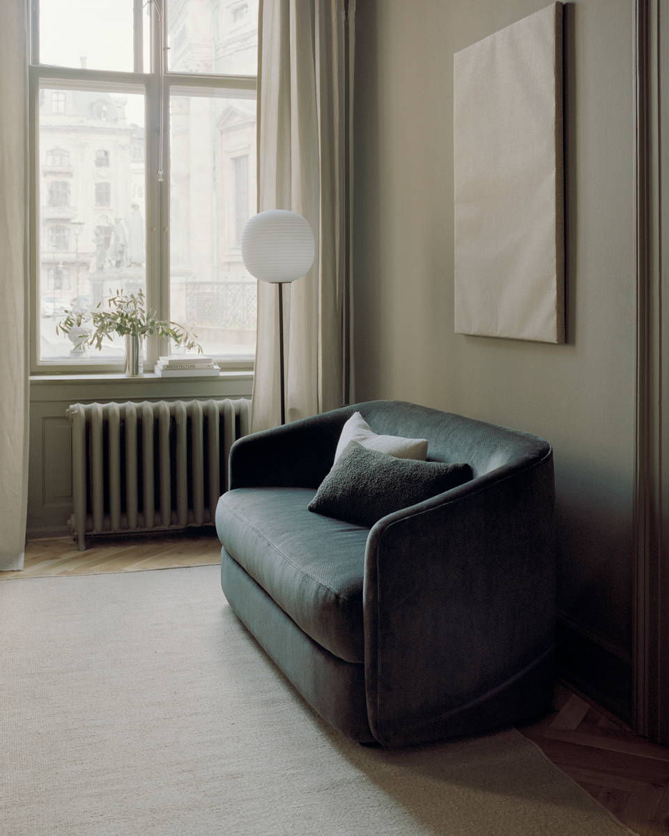Zachte vormen, geen kussens: dat maakt de Covent Sofa Deep Driezits op-en-top minimalistisch. Hierdoor geeft deze bank een rustige uitstraling aan de woonkamer. 