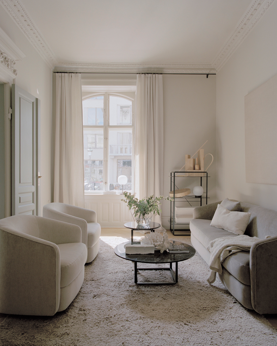 De Muuto Oslo sofa brengt met het minimalistische ontwerp balans in een chique, klassiek interieur.