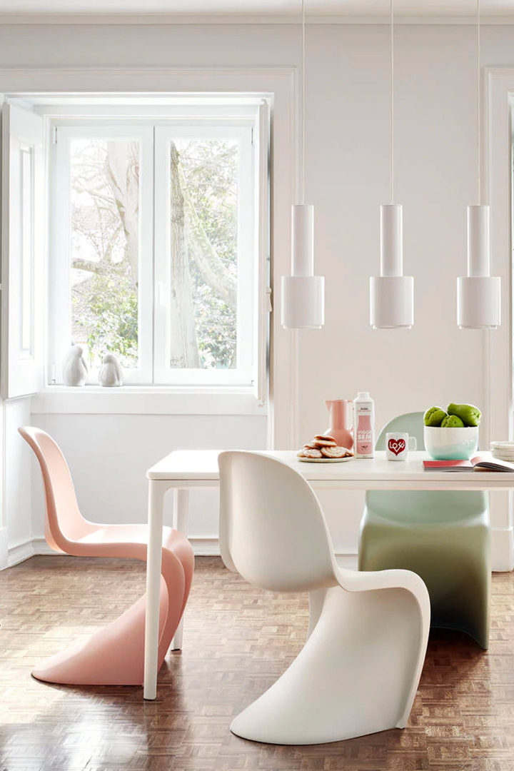 De minimalistische Panton Chair Stoel is in de jaren 60' ontworpen door de Deense designer Verner Panton. Tegenwoordig is de stoel verkrijgbaar in allerlei vrolijke kleuren.