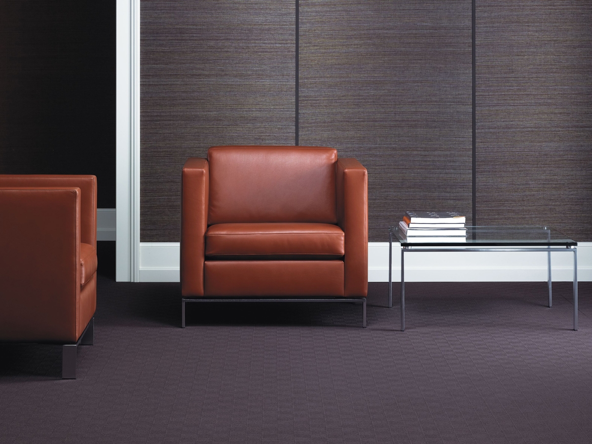Zowel in een klassiek als modern interieur staat deze strak ontworpen fauteuil prachtig. Dit minimalistische meubelstuk zit ook nog eens lekker ook. 