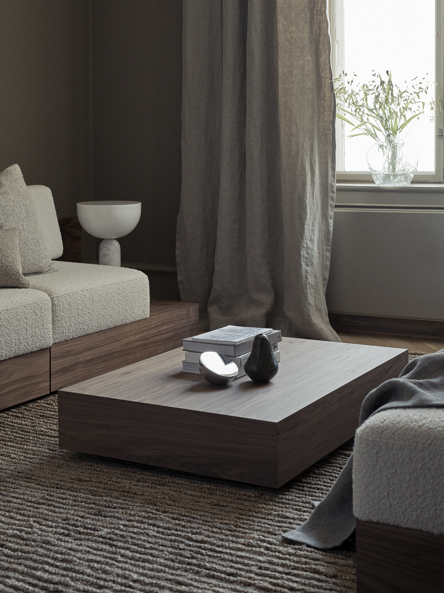 De Mass Salontafel is misschien wel het meest minimalistische meubel dat je misschien wel ooit hebt gezien. Het simplistische ontwerp zorgt voor een rustig en sereen effect bij de zithoek. 