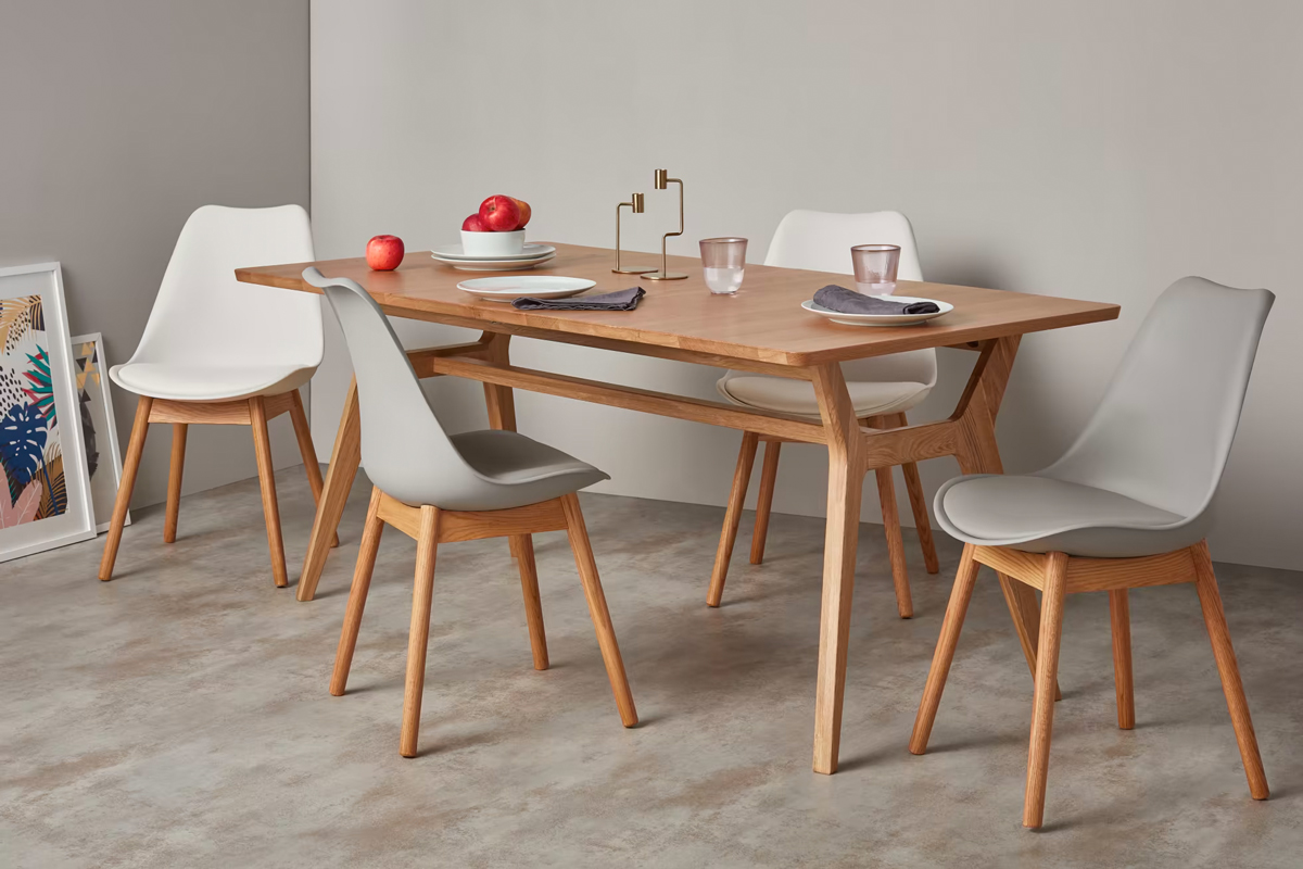 Geen fratsen, gewoon een comfortabele eetkamerstoel die modern design op een hoger niveau tilt. 