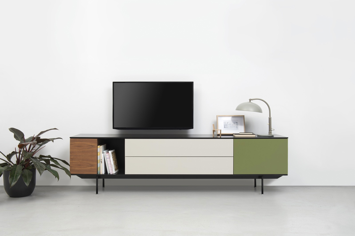Olijfgroen, zwart, asgrijs en naturel walnootfineer geeft dit tv-meubel een warme en retro-uitstraling. 