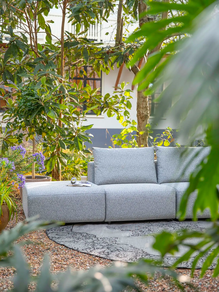 Een uitnodigende 3-zitsbank voor buiten maakt van jouw tuin een gezellige woonkamer. 