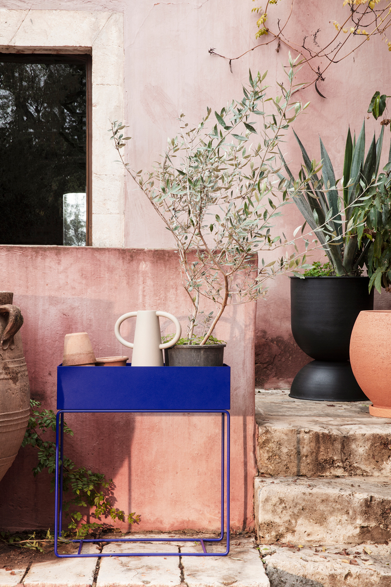 Het Scandinavische merk Ferm Living heeft deze gave planten box in zachte aardse kleuren of in opvallend trendy blauw.