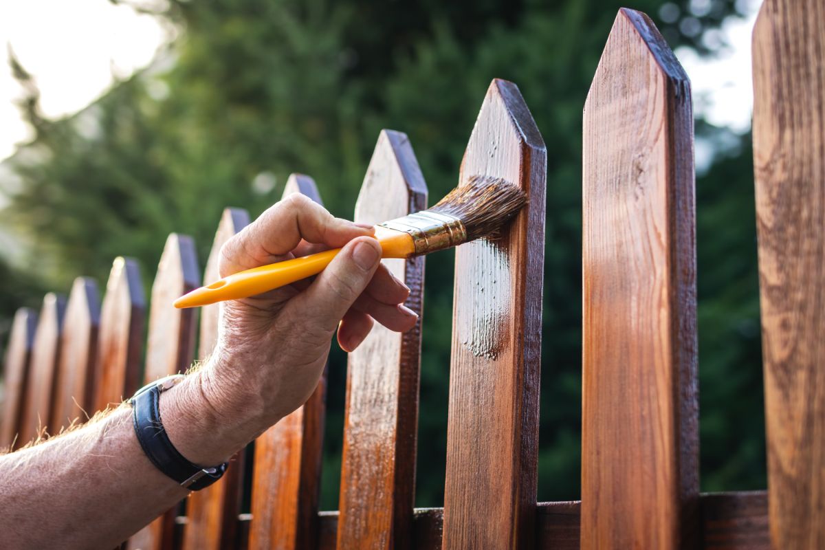 De juiste olie of lak maakt het verschil in de afwerking van hout in je tuin.