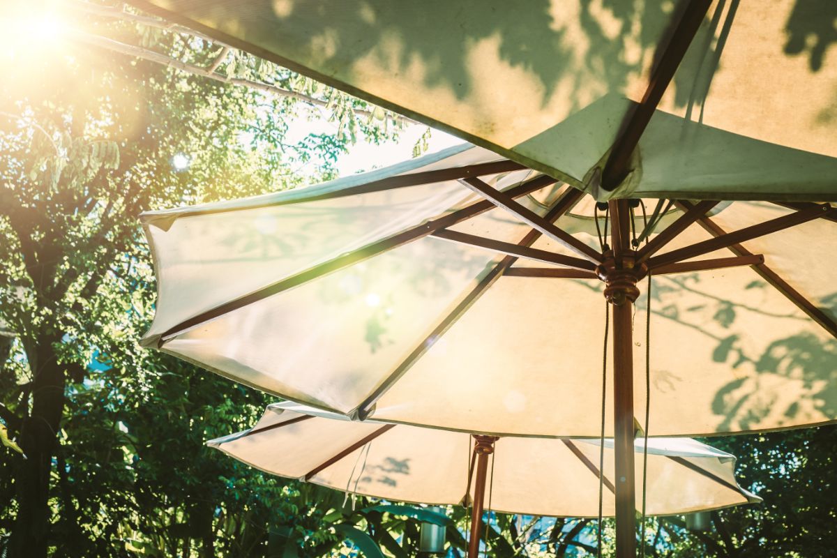 Zorg dat je een parasol droog opbergt voor de winter om schimmel te voorkomen.