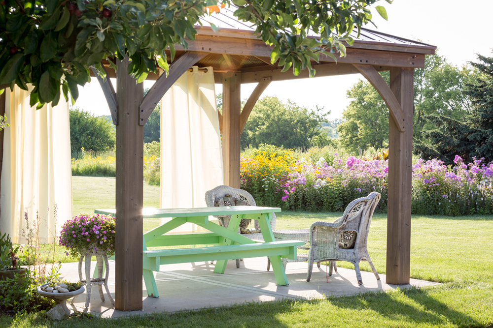 Een pergola plaats je waar je maar wil. Zo kun je de pergola midden in de tuin plaatsen, voor een leuk zitje. 