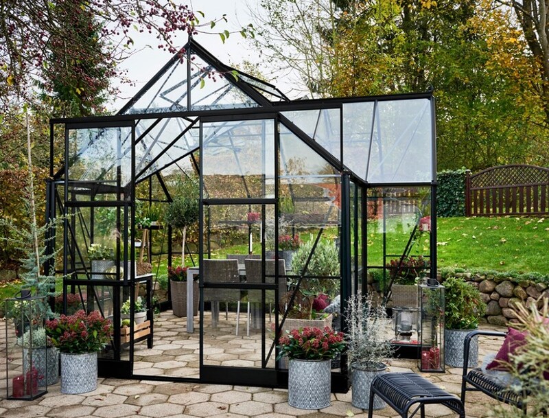 Deze royale tuinkas van wel 13 m2 is groot genoeg voor je planten en je tuinset.