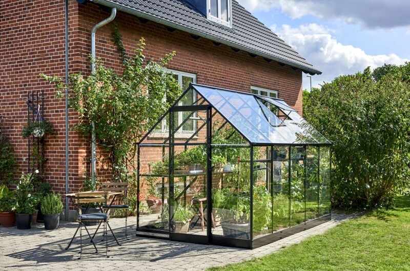 Deze glazen tuinkas kan op iedere zonnige plek in je tuin staan. 