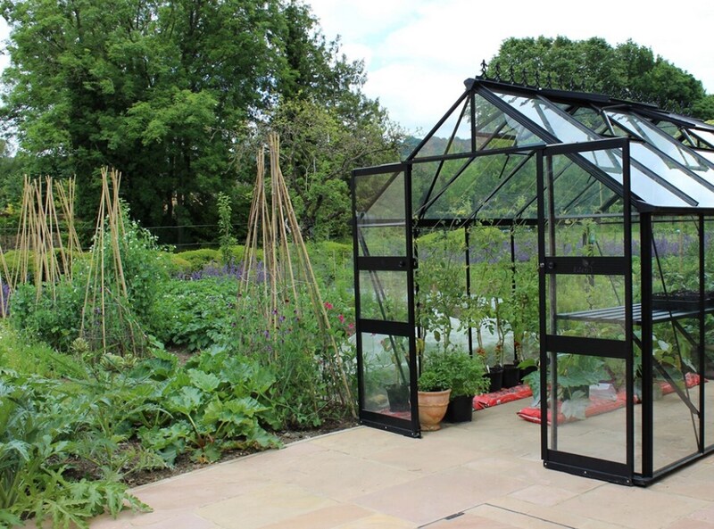 Voor beginners is de Blockley 148 tuinkas met vier dakramen ideaal en gevorderden kunnen er mooie gewassen kweken.