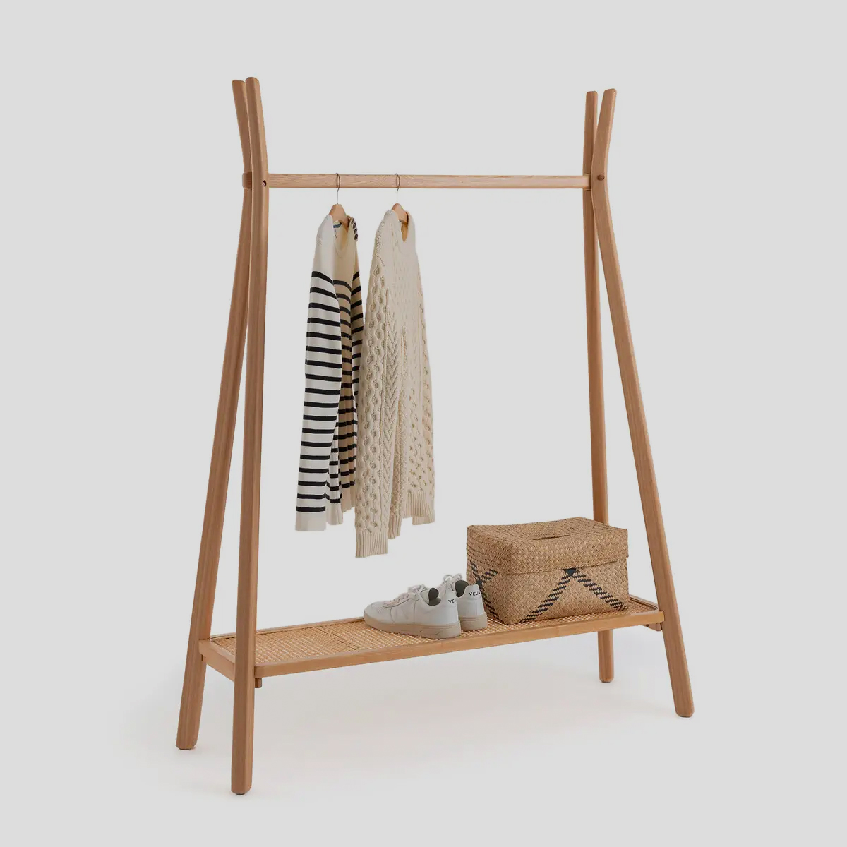 Deze multifunctionele houten kledingrek biedt genoeg ruimte voor kleding, schoenen, jassen en tassen.