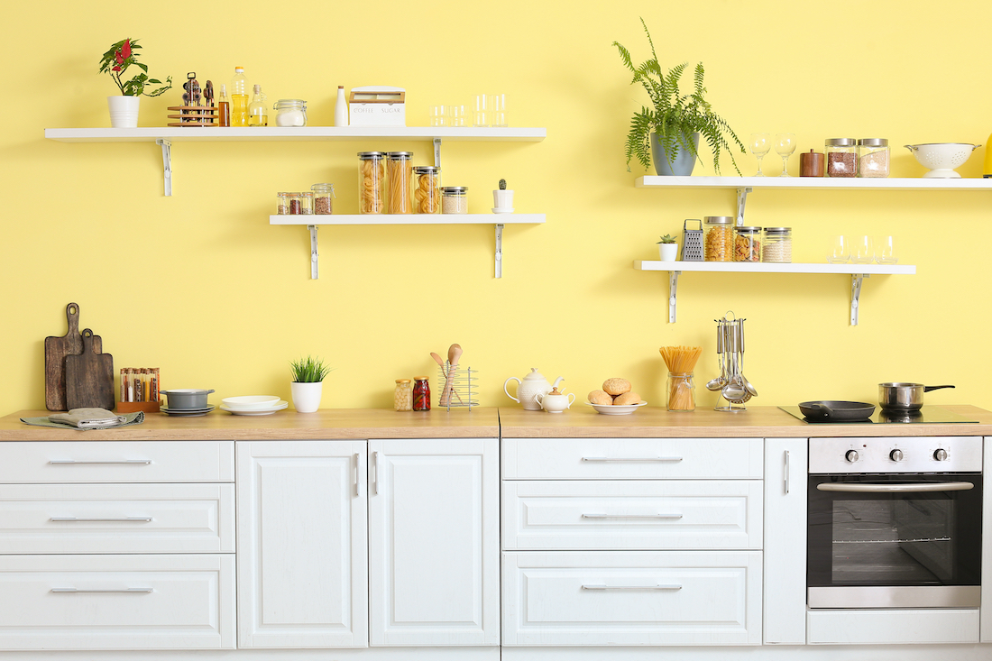 woonhome-keuken-moderne-keuken-met-gele-muur-witte-kasten-houten-keukenblad-1