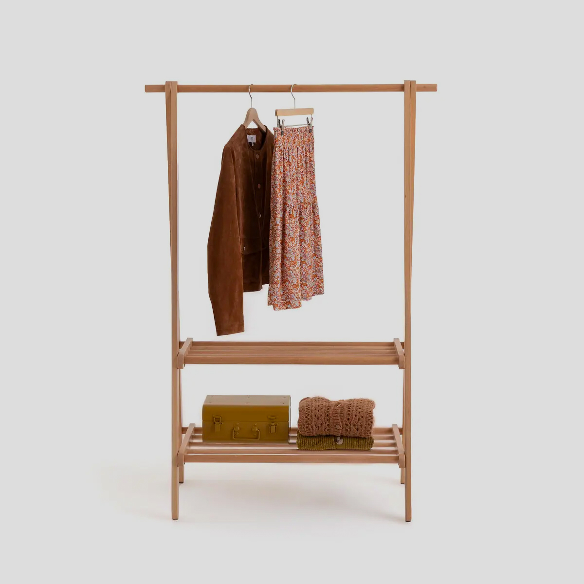 Het sobere design zorgt ervoor dat dit houten kledingrek bij veel verschillende woonstijlen past. 