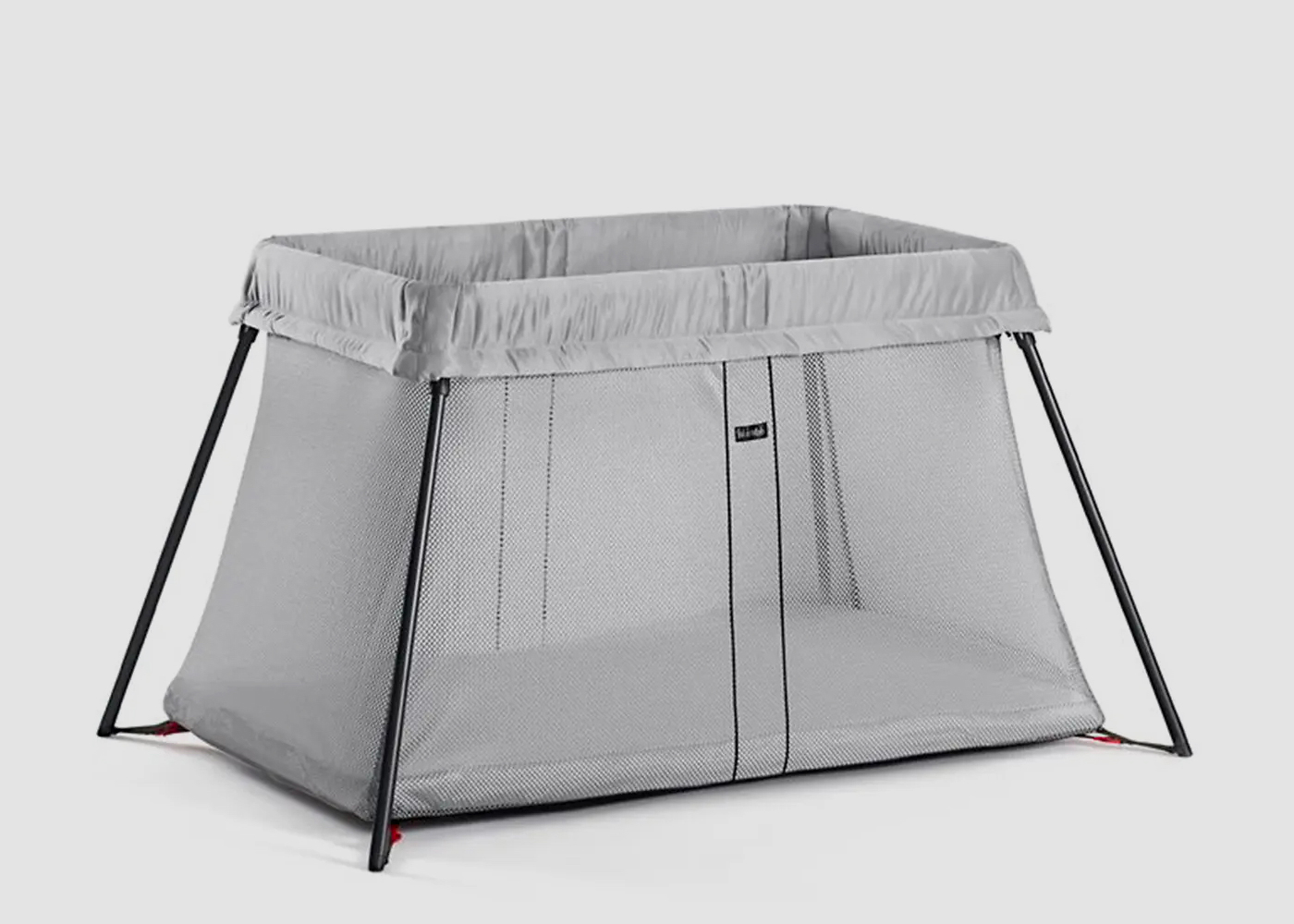 Dit design campingbedje voor je baby, of kindje tot drie jaar, heeft een echt matras en hoeslaken. Binnen twee minuten zet je dit bedje op en breek je het weer af. Snel en makkelijk!