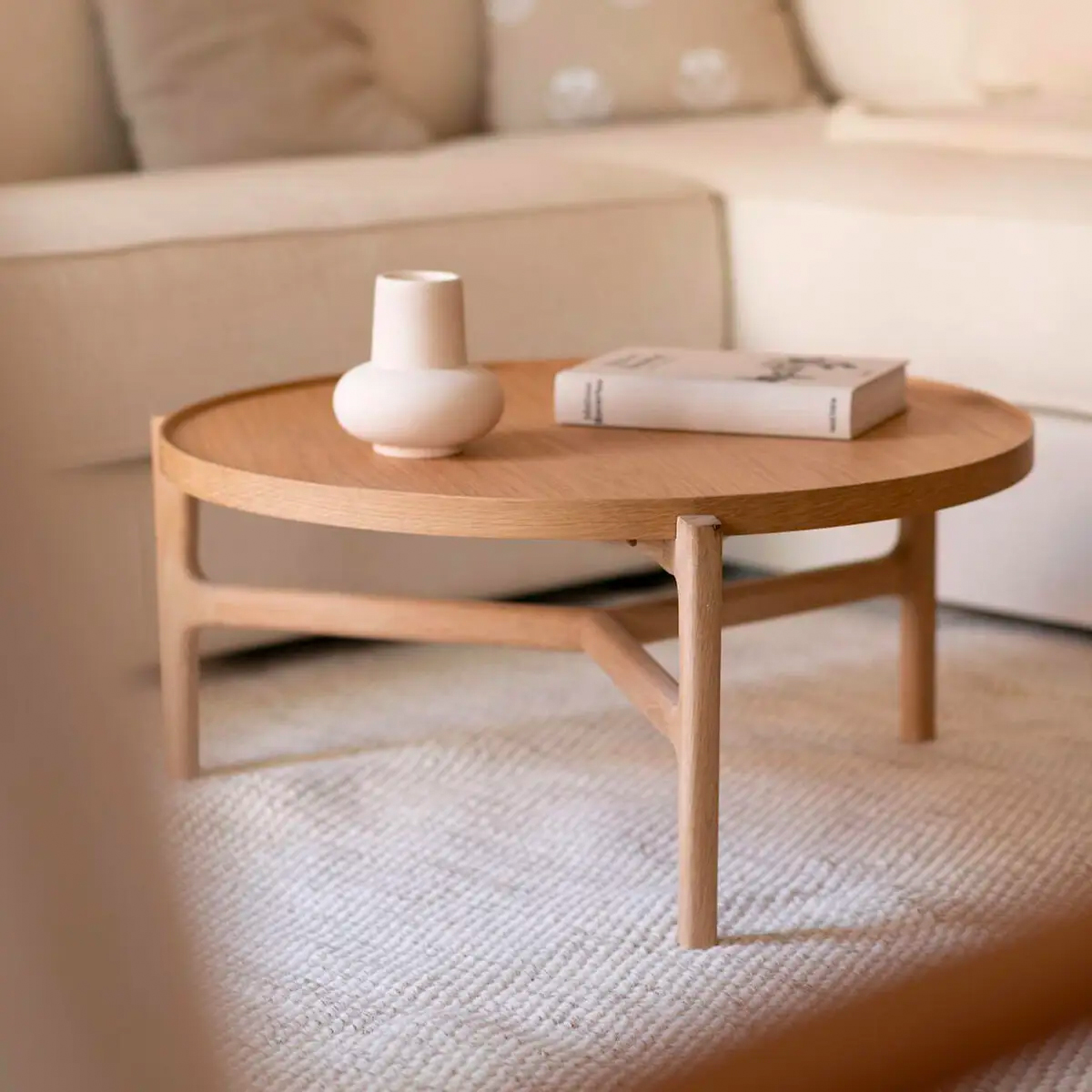 Deze houten salontafel heeft slanke poten (van massief eiken), wat de tafel een luchtige en lichte look geeft. 