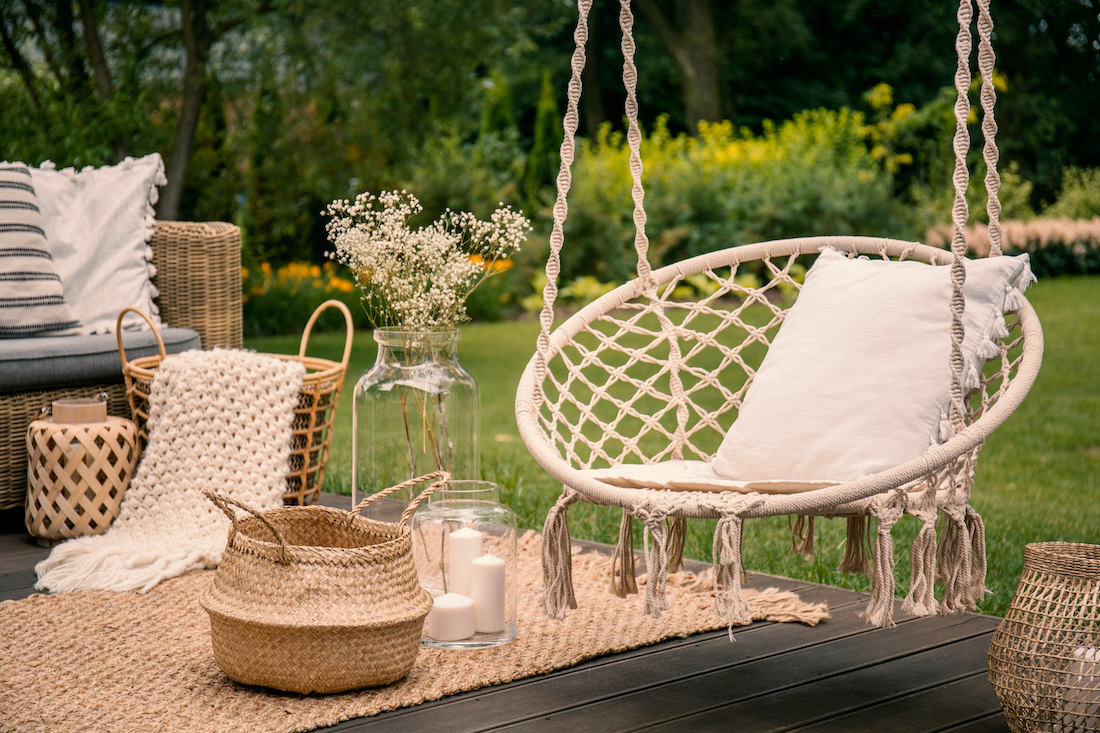 woonhome--tuin-tuininspiratie-tuinbank-loungeset-terrasoverkapping-hangstoel-1