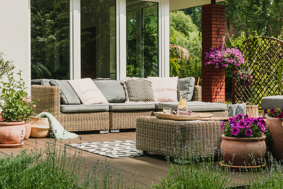 woonhome--tuin-tuininspiratie-tuinbank-loungeset-terrasoverkapping