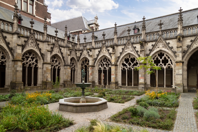 Veel kerken en universiteiten hebben nog steeds een patio waar men elkaar kan ontmoeten of stilte op kan zoeken.