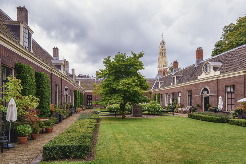 Hofjeswoningen hebben een patio die vaak openbaar te bezoeken is door buitenstaanders. 