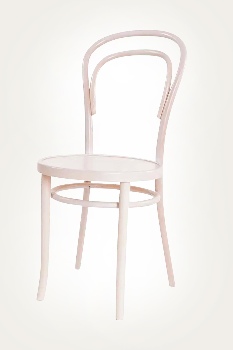 Combineer deze stoel met een Scandinavisch interieur en je zit gebeiteld. De combinatie van de rotan zitting en het gebogen hout zorgen ervoor dat deze stoel erg prettig zit.