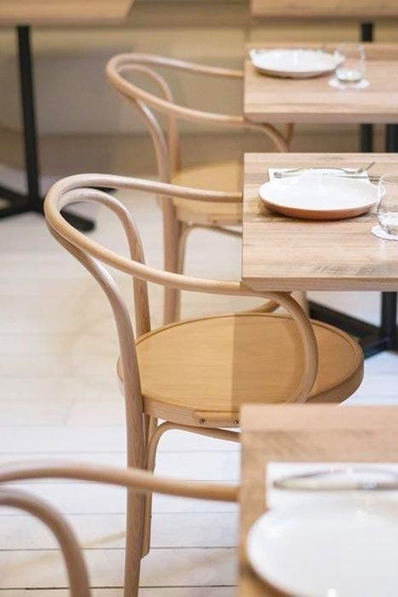 Een caféstoel met armleuning. De Venice No. 9 heeft sierlijke organische vormen en ziet er artistiek uit. Hierdoor zijn deze houten eetkamerstoelen razend populair.
