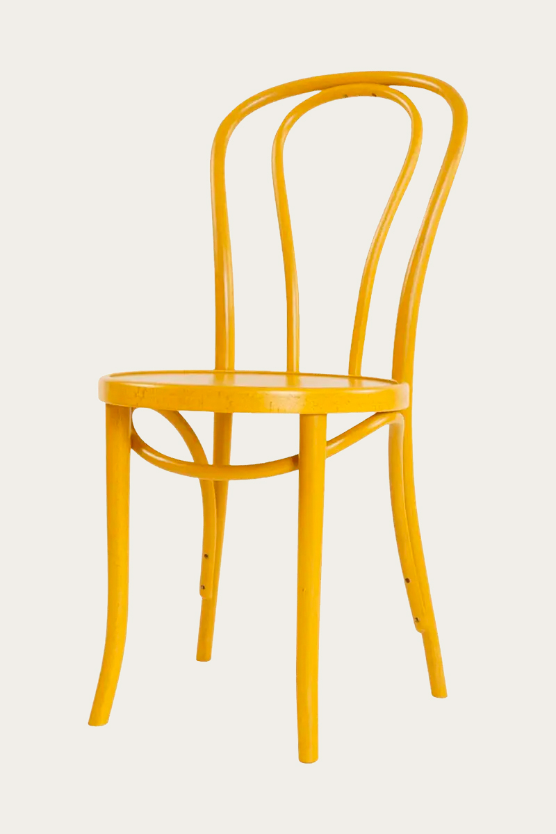 Zet nog meer verschillende gele eetkamerstoelen aan tafel, of combineer deze gele stoel met een andere mooie kleur.