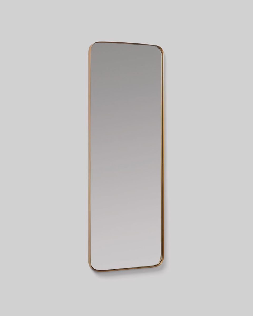 Dankzij de smalle, gelamineerde metalen lijst komt het glas volledig tot zijn recht. Door deze spiegel ziet je kamer er meteen lichter en ruimer uit. In de hal? In de kleedkamer? Met deze spiegel ziet elke ruimte er stijlvol uit.