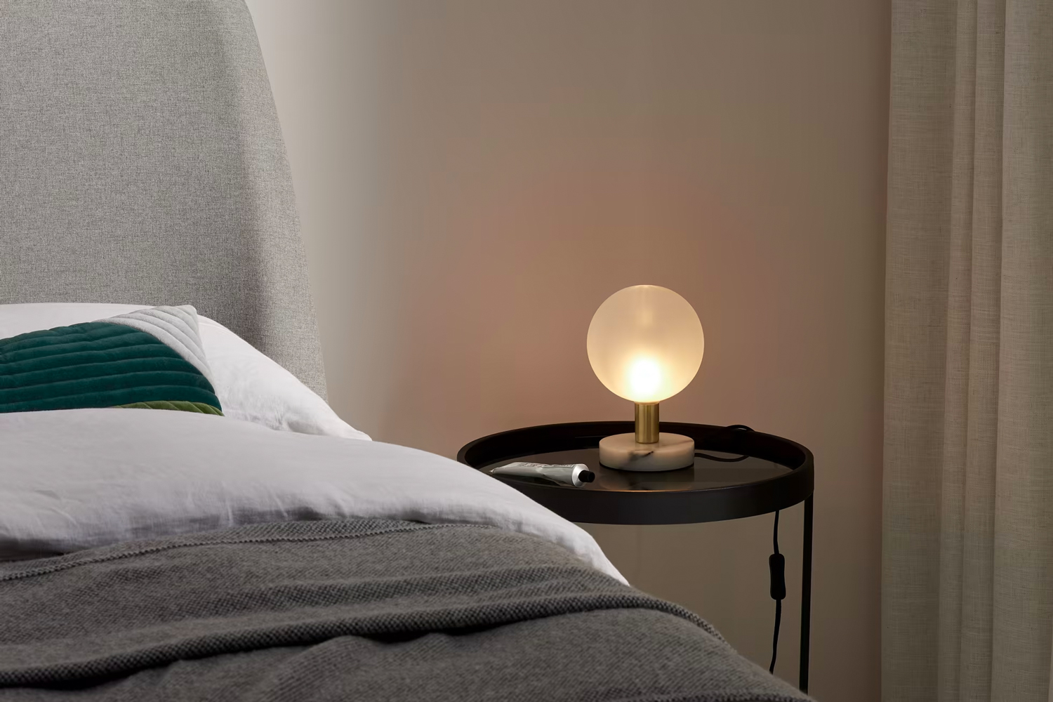 Creëer direct sfeer in je slaapkamer met de Boll tafellamp. De lamp heeft een mooie, zachte lichtverspreiding en is dankzij het witte marmer op de lamp een echte blikvanger. 