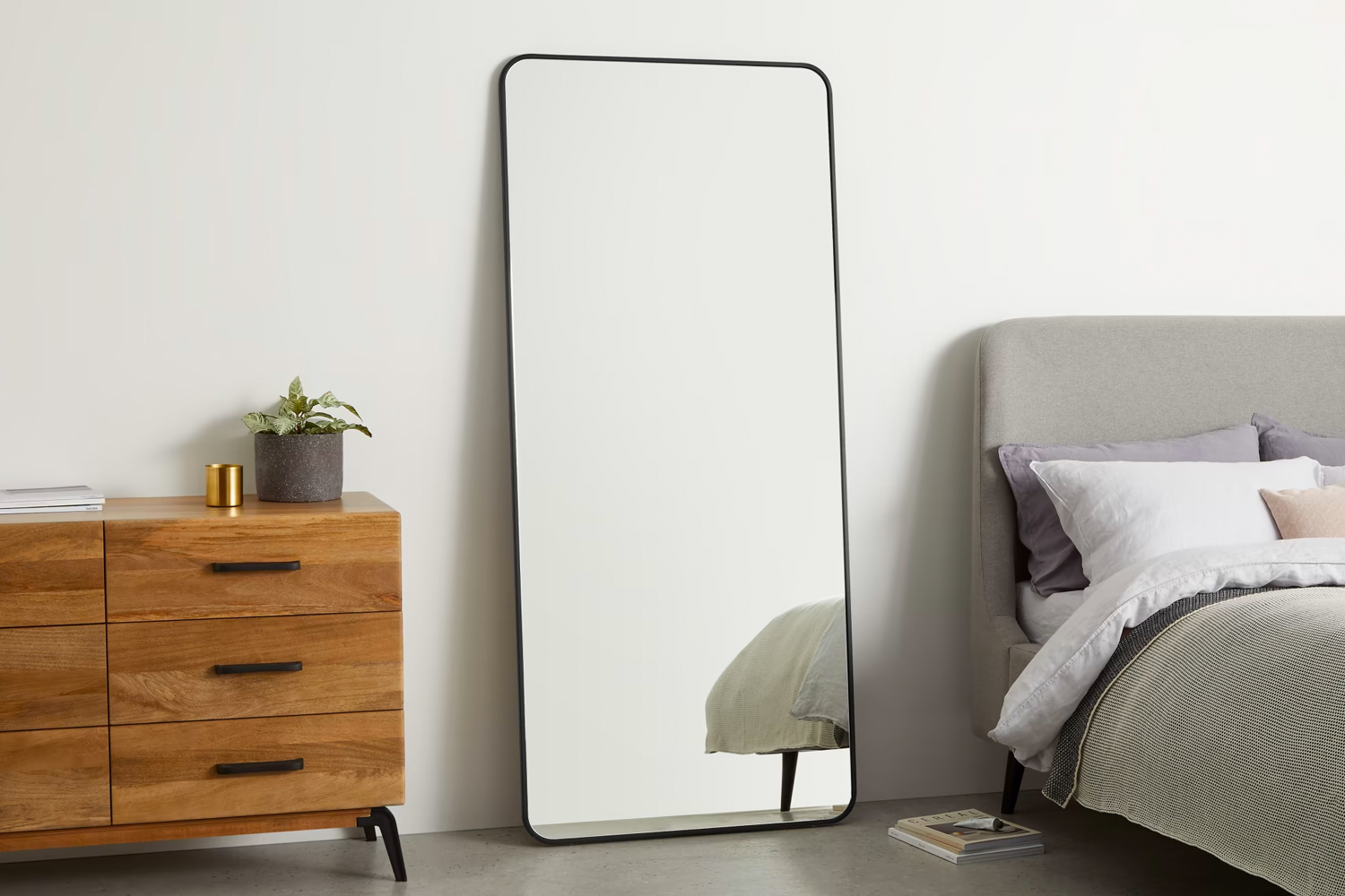 De Alana spiegel voegt het wow-factor toe aan je slaapkamer en is daarom een prachtige aanvulling voor je slaapkamerinterieur.