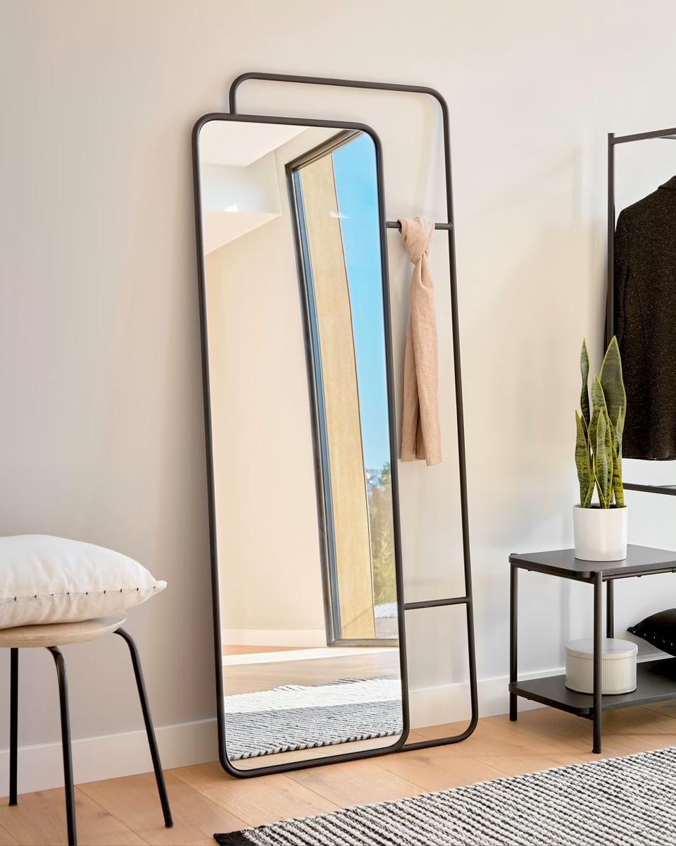 Een spiegel met een speciaal randje: het frame van de Rivka staande spiegel loopt aan de zij- en bovenkant iets door. De passpiegel staat prachtig bij een minimalistisch en abstract interieur.
