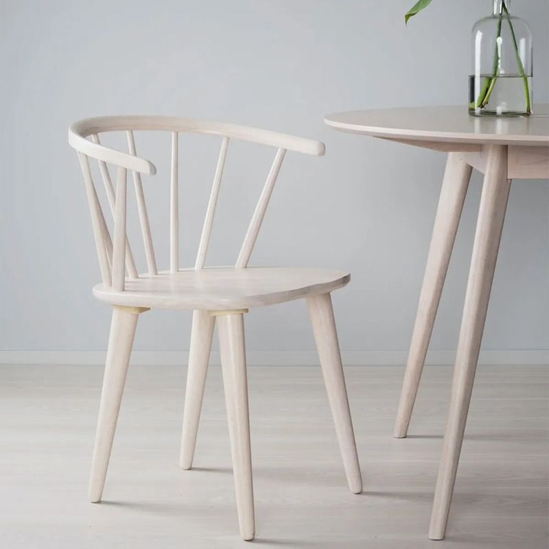 De houten spijlenstoel is verkrijgbaar in een mooie whitewash, wat de stoel een frisse uitstraling geeft. 