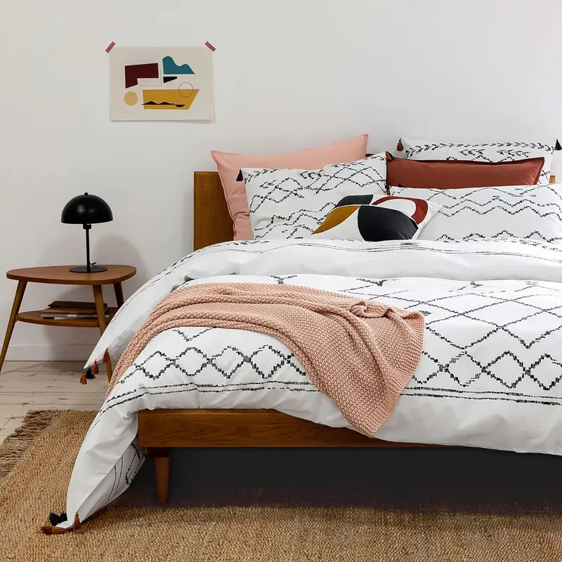 Doordat het dekbed in neutrale kleuren is, is het de ideale basis om andere kleuren in de slaapkamer aan te brengen door middel van accessoires. 