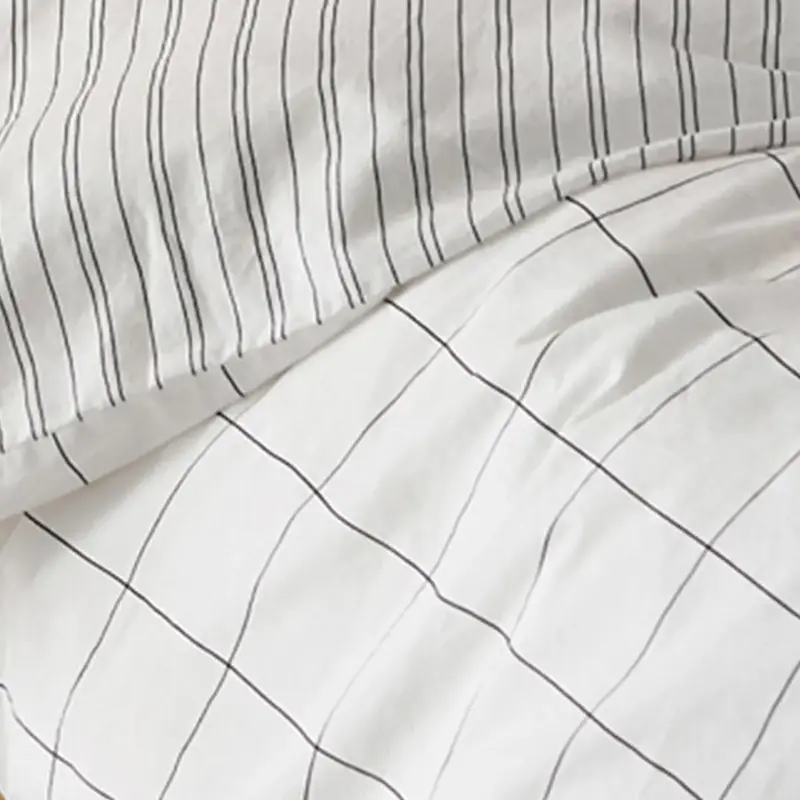 Doordat het dekbedovertrek in het wit met zwart is, combineer je het dekbed heel makkelijk met verschillende effen kleuren in de slaapkamer. 