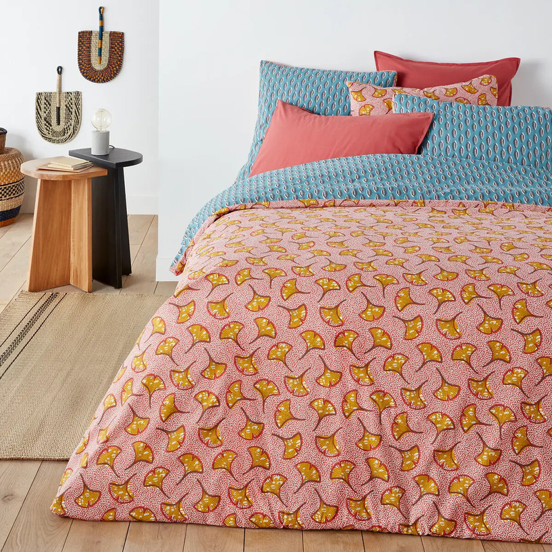 Keer het dekbedovertrek om en je hebt een heel ander patroon op je bed liggen. Zo wissel je het dekbed om de beurt af. 