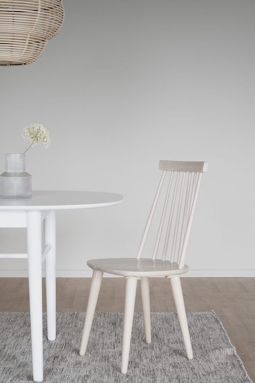 De rugleuning van deze minimalistische stoel staat een beetje naar achteren, waardoor je erg comfortabel aan de eettafel zit.