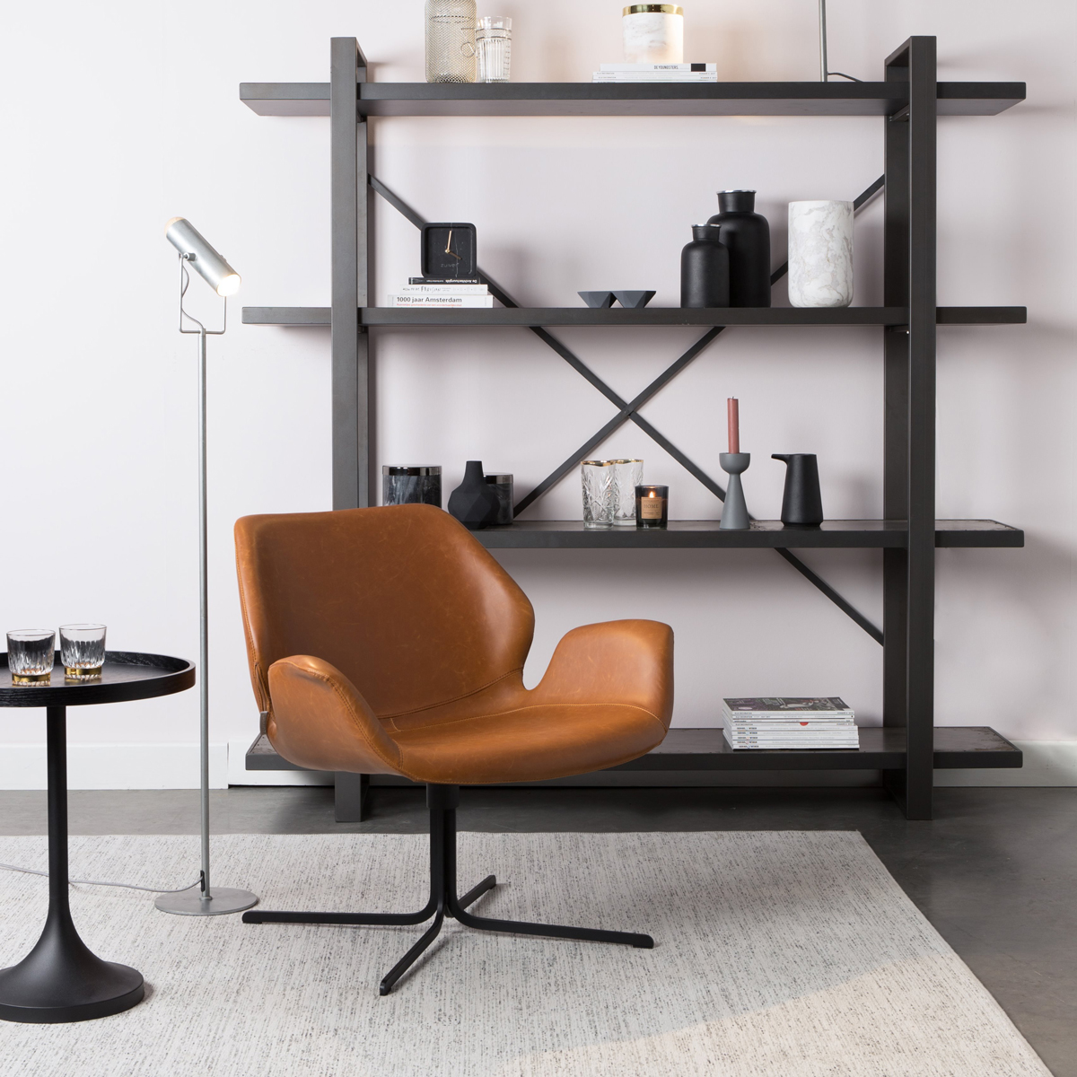 Deze draaifauteuil in cognac kleur bruin, is gemaakt van kunstleer. De draaistoel heeft een strak onderstel, waardoor de stoel een industriële look heeft. 