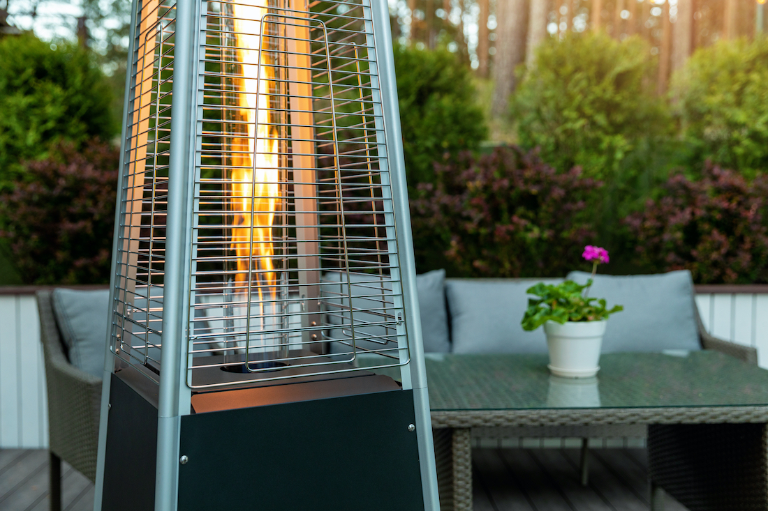 woonhome-tuin-herfst-bladblazen-inspiratie-voor-herfsttuin-terrasverwarmer-heater-1