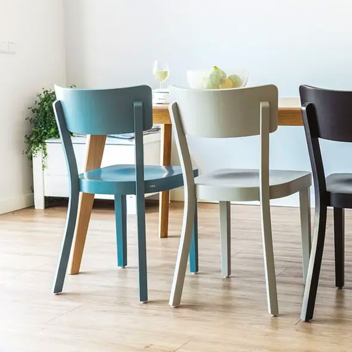 De stoel is verkrijgbaar in allerlei kleuren. Kies voor een mix van neutrale kleuren of zet een aantal eetkamerstoelen in dezelfde kleur aan de eetkamertafel. Alles kan.
