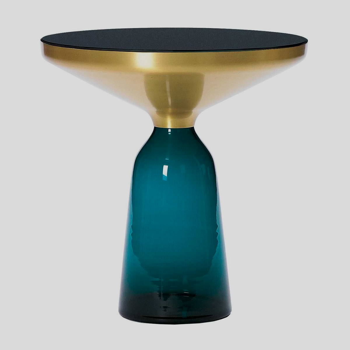 De Bell tafel is in 2012 ontworpen door Sebastian Herkner voor het merk ClassiCon. De glazen voet en het tafelblad van de iconische designtafel zorgen voor een spannend contrast. 