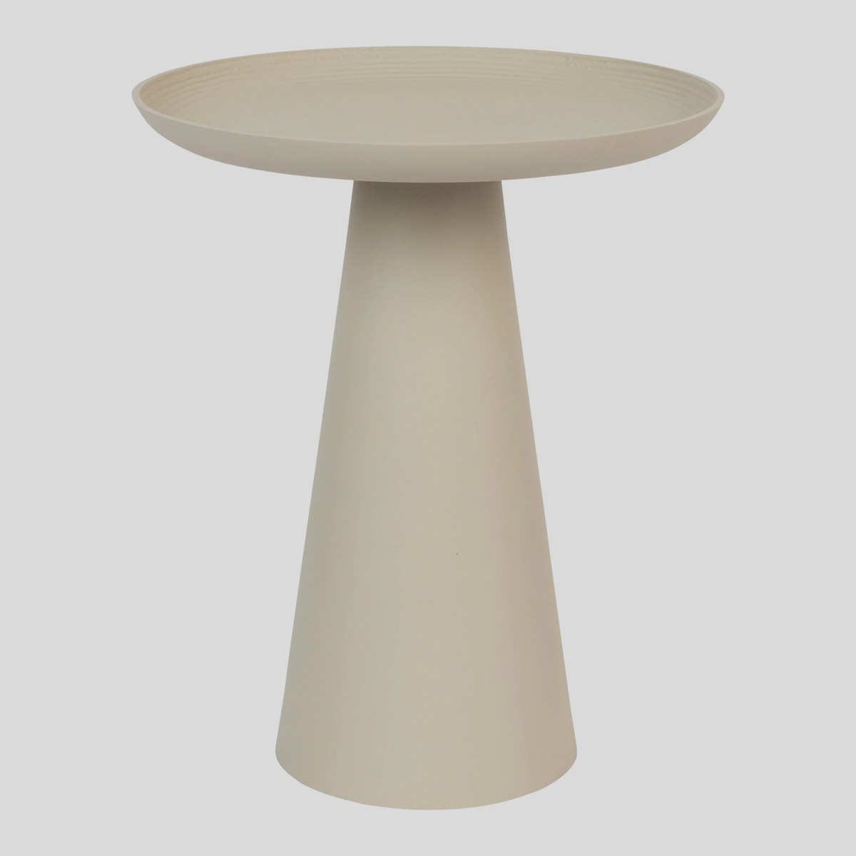 De bijzettafel Tira van Vestbjerg heeft wat weg van een paddenstoel. Het reliëf van het tafelblad accentueert de ronde vorm van de tafel. 