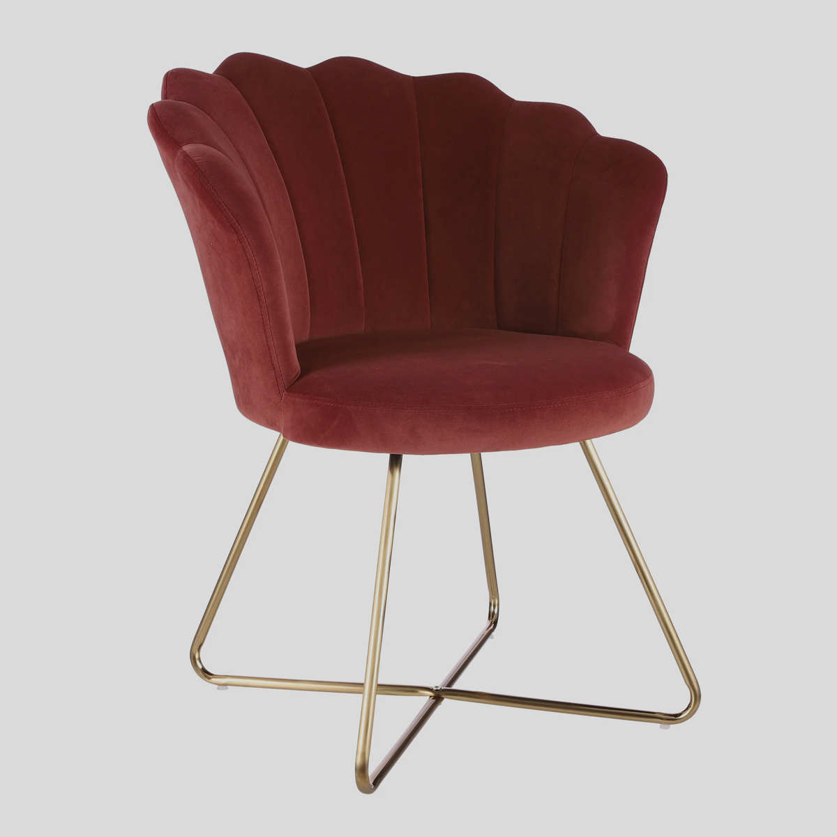 Het goudkleurige onderstel van messing geeft deze rood-roze stoel van velours extra glans. 