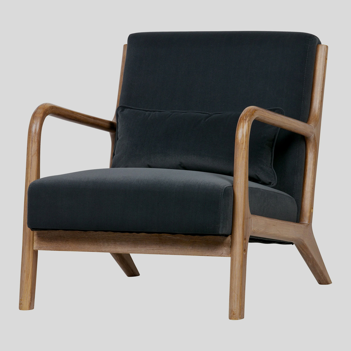 De glans van het donkerblauwe fluweel geeft de vintage fauteuil een stijlvolle look. 
